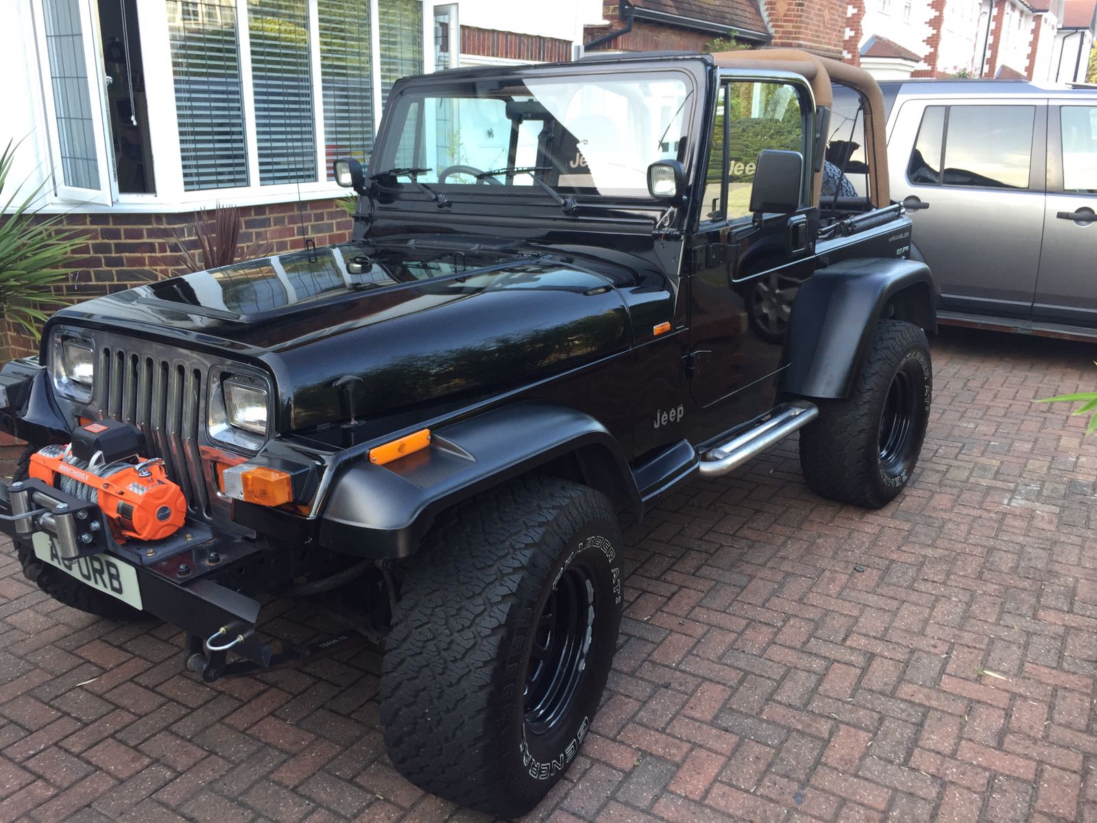 Czarny Jeep Wrangler YJ z przodu