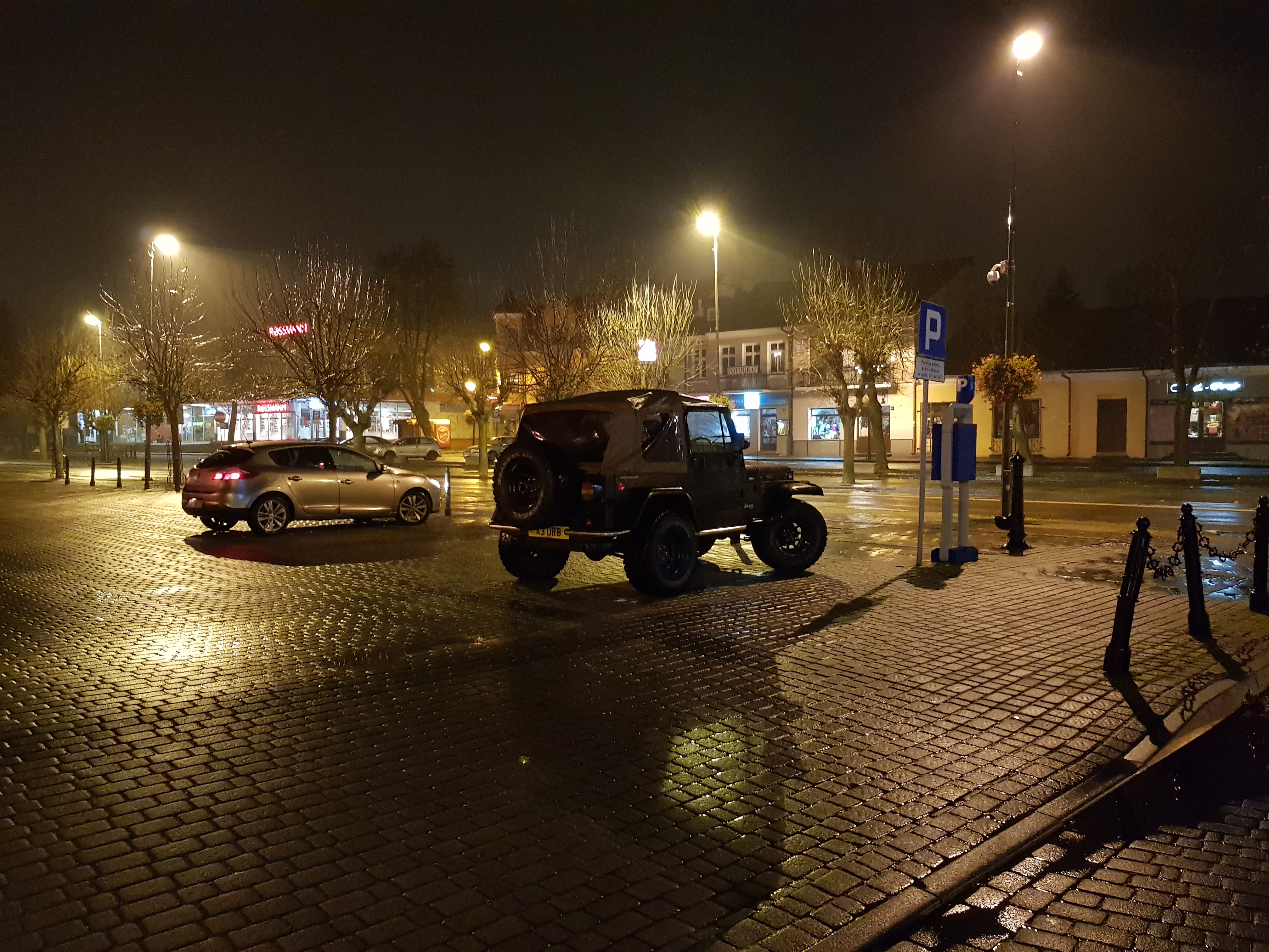 Jeep Wrangler YJ nocą w mieście