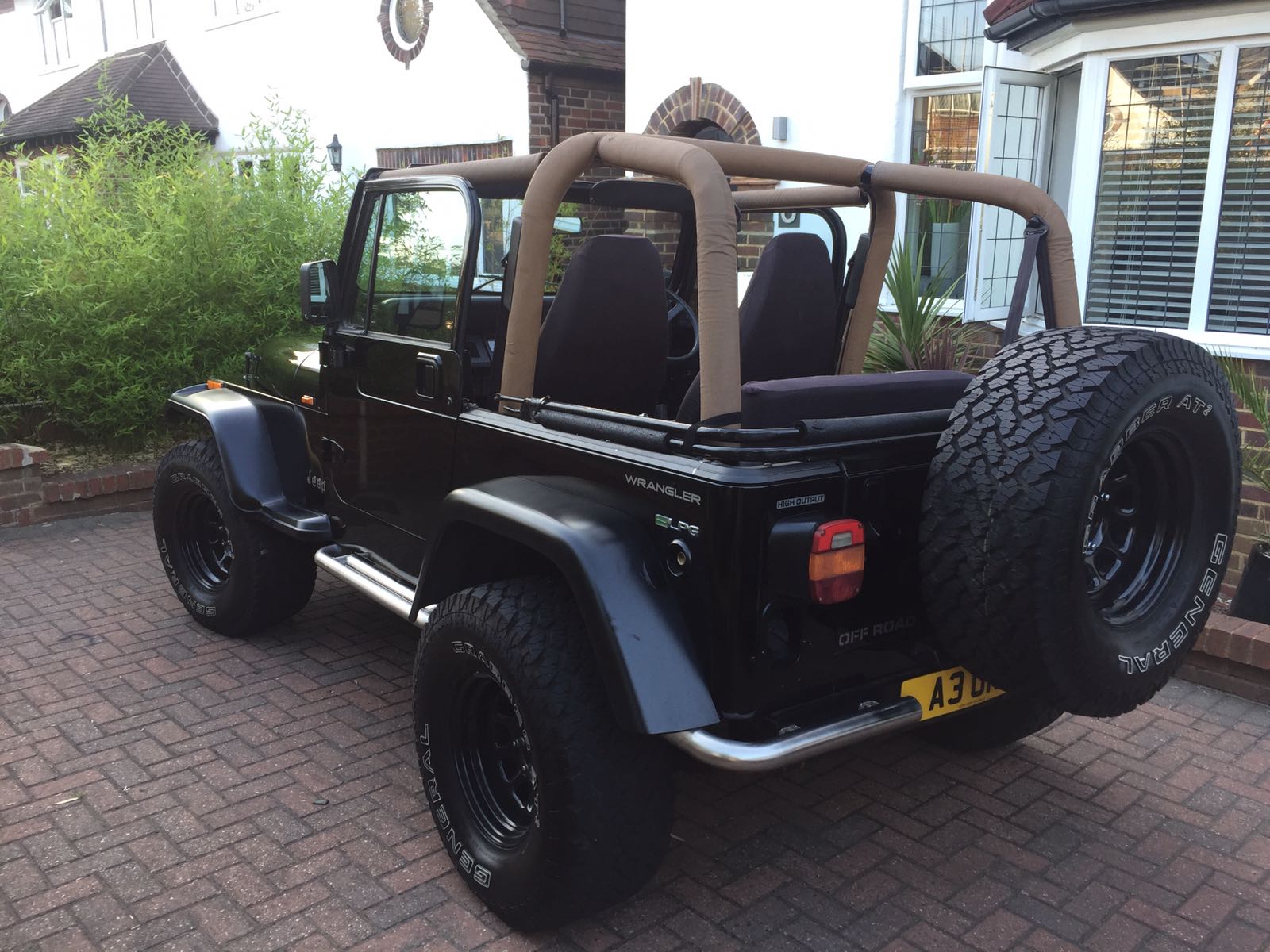 Jeep Wrangler YJ widziany od tyłu
