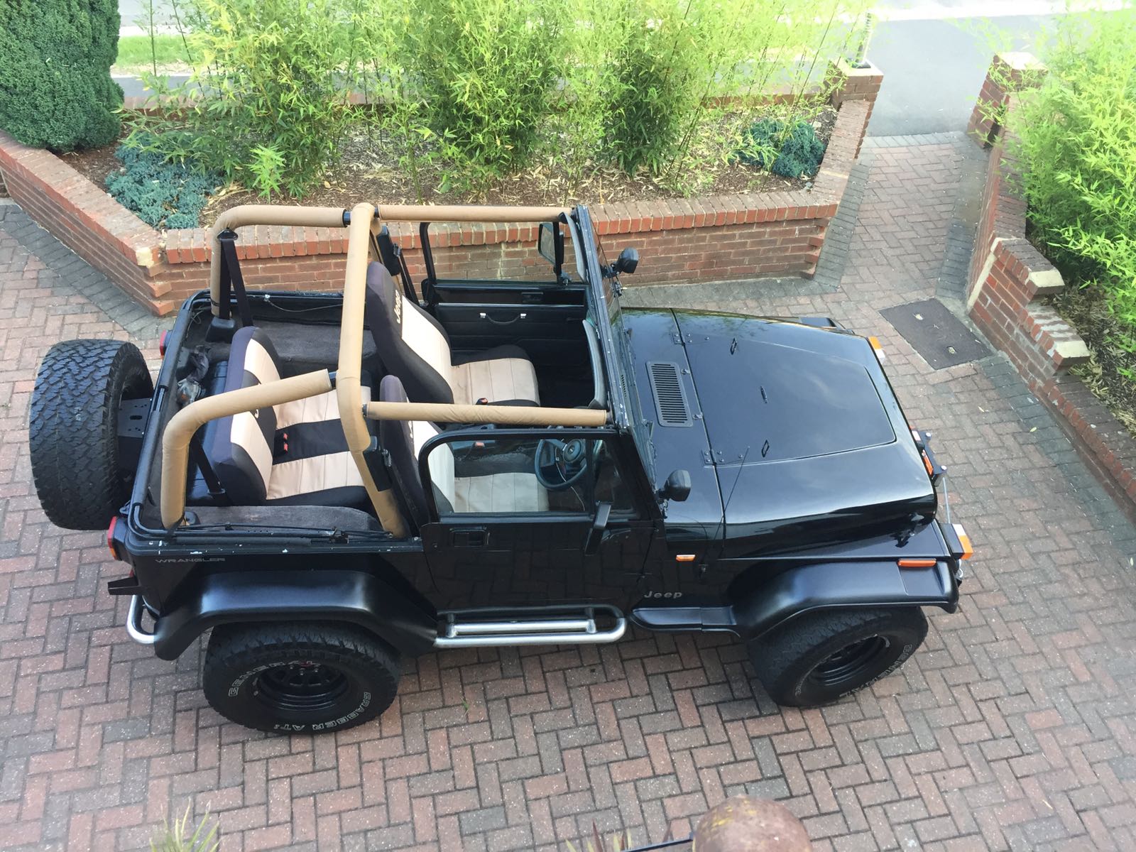 Jeep Wrangler YJ z otwartym nadwoziem widziany z góry
